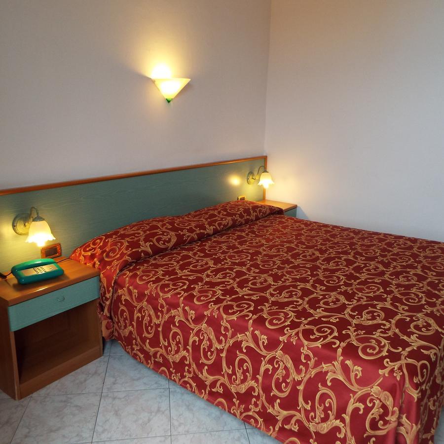 ואראצה Hotel Ideale מראה חיצוני תמונה
