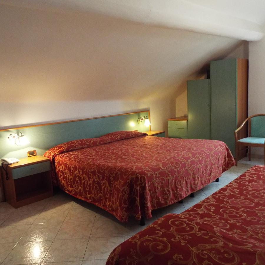 ואראצה Hotel Ideale מראה חיצוני תמונה